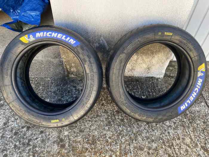 Pneus Michelin R21 neufs en 19 58 15 pièces et voitures de course à