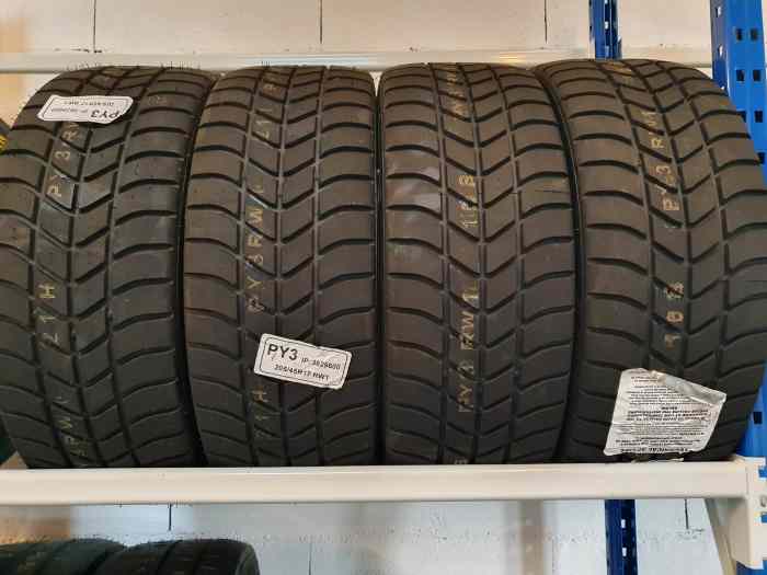 Lot 4 pneus Pirelli RW neufs en 17