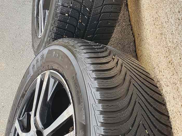 Équipement 4 roues avec c pneus hiver 225 / 55 R 17 1