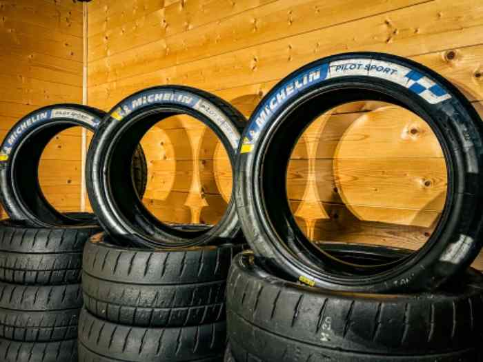 Lot Pneus Michelin 18, MW1 / S10 / M20 / H30 3