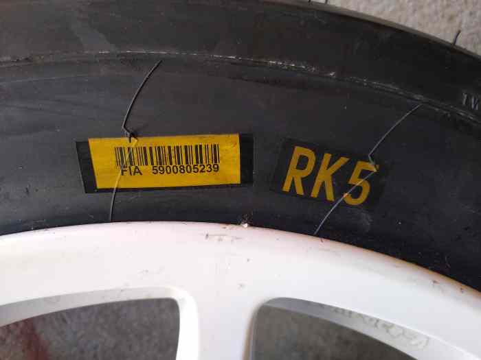 Pneus Pirelli 205 45-17 Neufs RK5 et RK7A 3