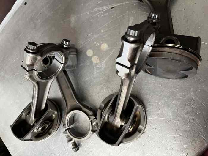 4 pistons mahle et 4 bielles BMW M3 E30 GrA 1