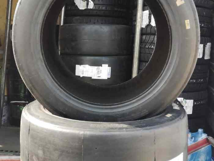 Pneus AVON 300/680 R18 1