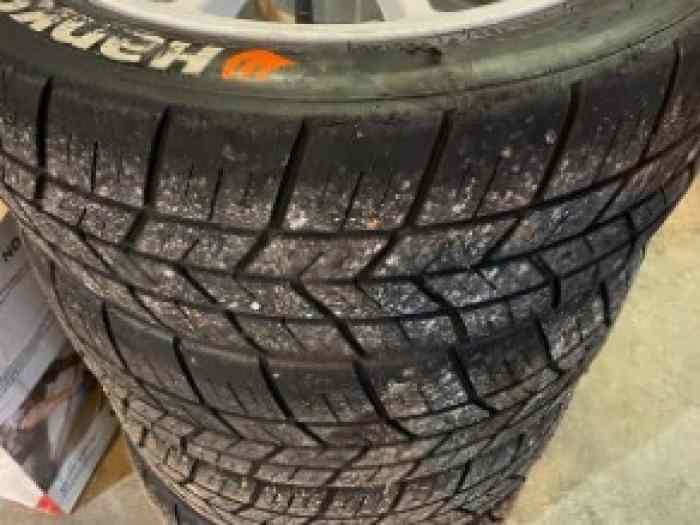 Lot pneus pluie HANKOOK quasi neuf