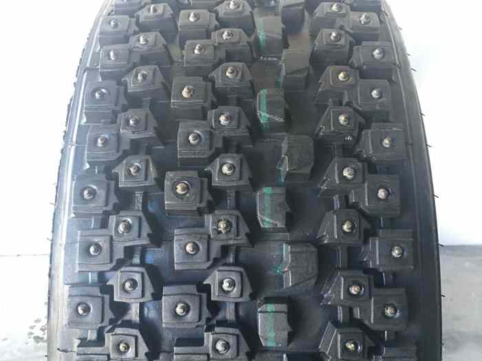 255/40 R19 - 2 pneus clous neufs