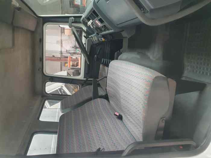 Camion atelier renault s140 avec haillon 1