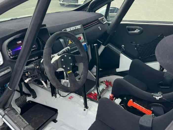 A vendre en fin de saison Clio Rally 5 Achetée Neuve état impeccable 3