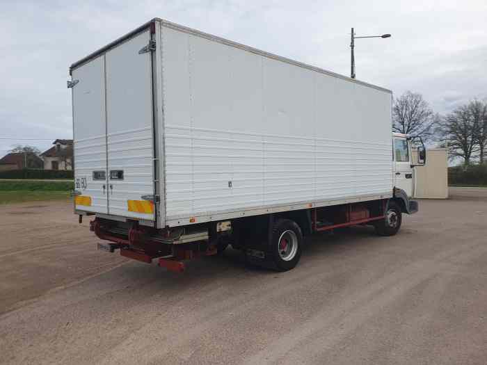 Camion atelier renault s140 avec haillon 4