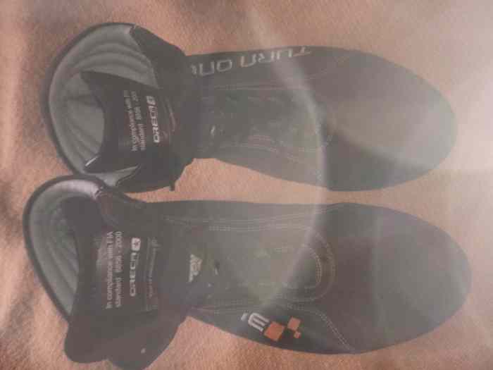 Bottines Turn One ( Oreca ), Taille 45 ( Longueur Semelle 30 cm), Norme FIA 8856-2000 de 2017 . 1