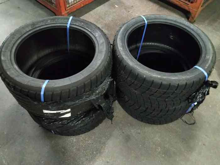 Pneus slicks pluie pirelli neufs 18p