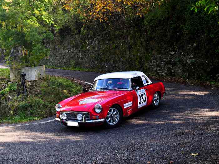 Voiture de compétition historique MGB de 1963 avec PTH FIA 1