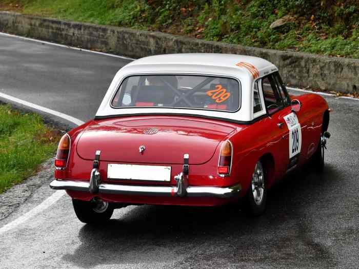 Voiture de compétition historique MGB de 1963 avec PTH FIA 2