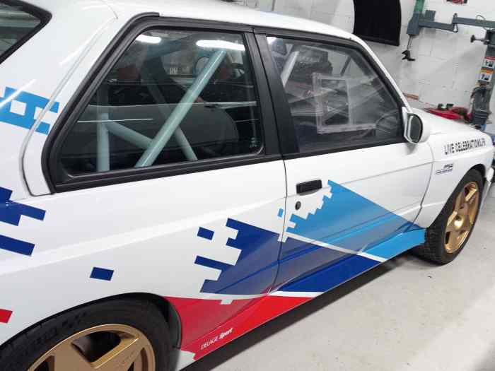 BMW M3 E30 replica avec passeport F2000 1