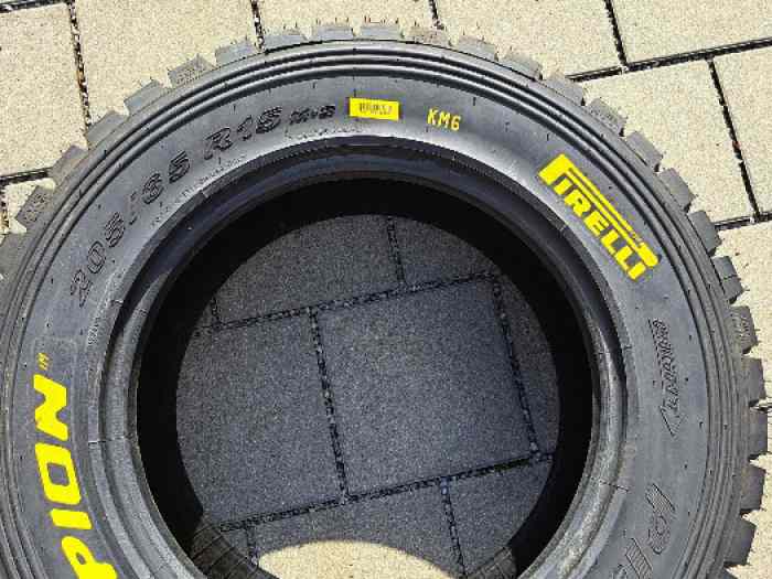 Pirelli KM6 205/65R15 neufs 5 pièces