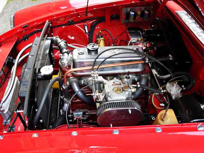 Voiture de compétition historique MGB de 1963 avec PTH FIA 3