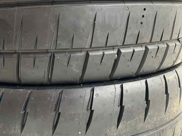 Pneus michelin H30 neufs 20/65-18 2