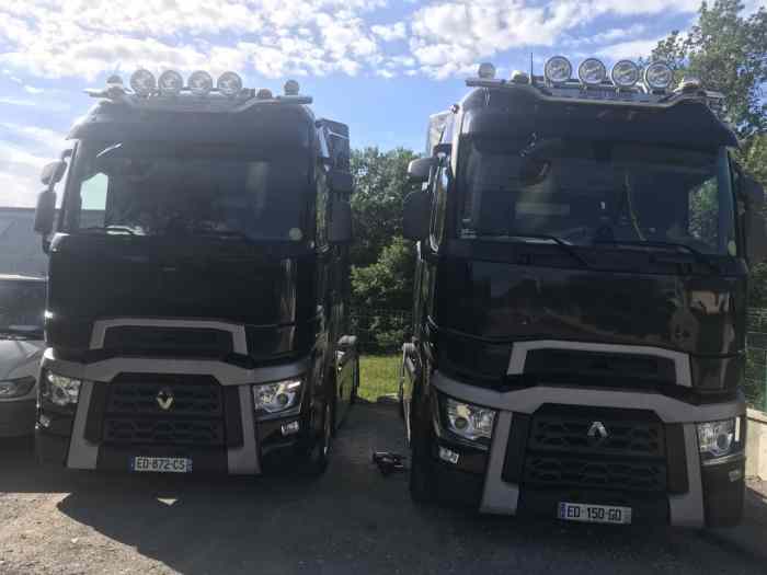 DEUX TRACTEURS ROUTIERS RENAULT T HIGH...