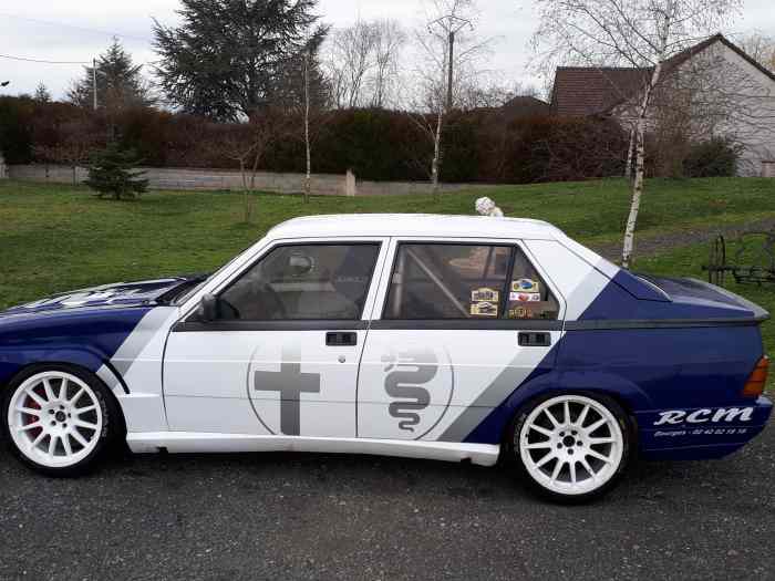 Voiture de piste Alfa Romeo 75 1