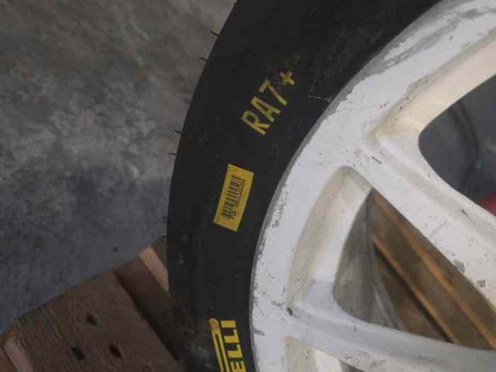 Pneu pirelli RA7+ 1