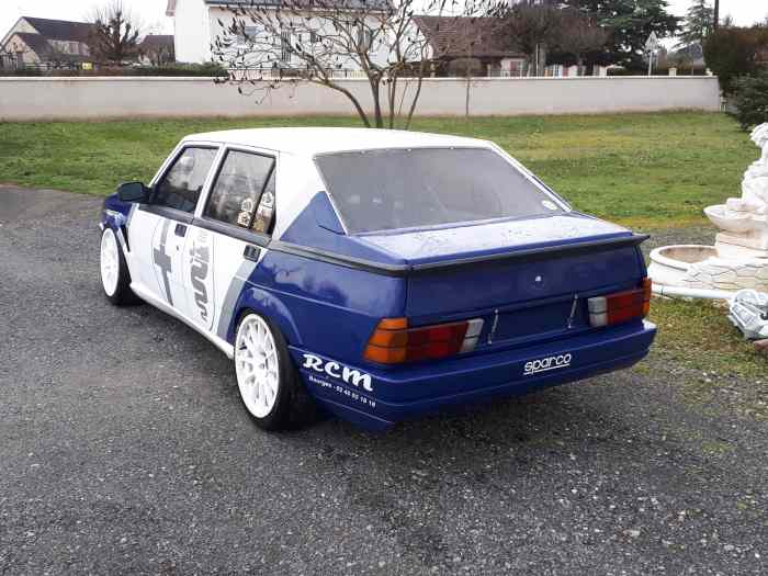 Voiture de piste Alfa Romeo 75 2