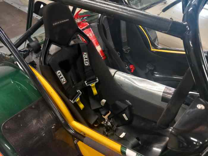 CATERHAM R400 AVEC PASSEPORT SALOON CAR 4