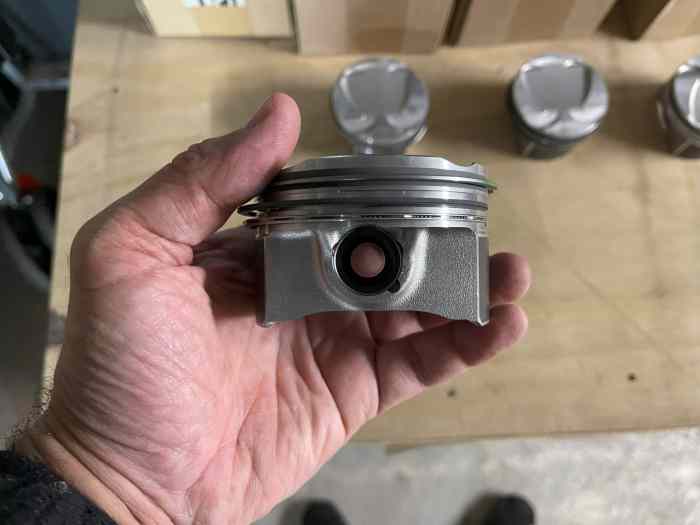 Jeu de pistons neufs équipés moteur Peugeot EP6FDTR 1.6 THP 308 GTI/RCZ 2