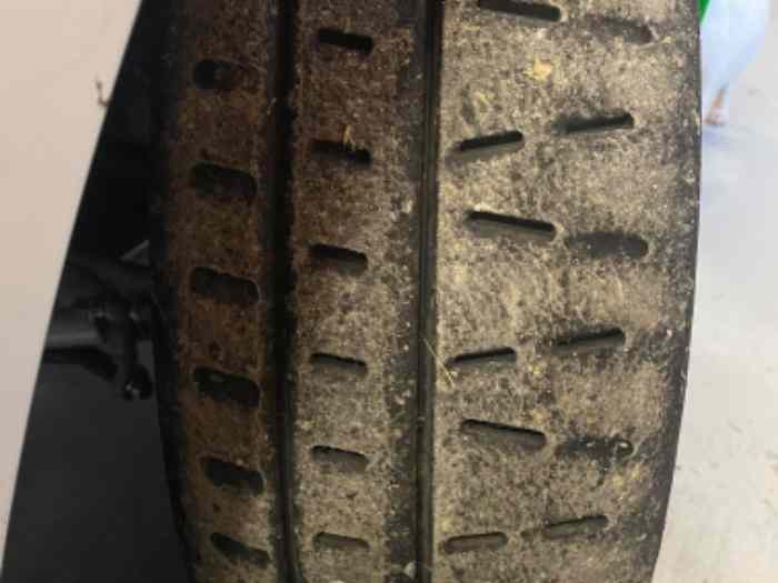 Vends 2 pneus Pirelli rk5 en 15