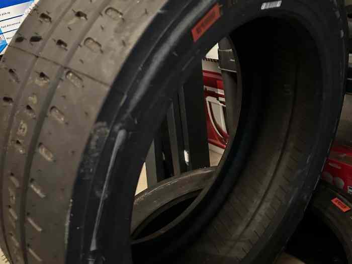 Urgent brade Pneus neufs pirelli 17 pouces 1