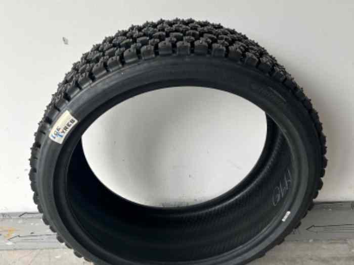 Pneus clous Ice_T 235/30 R20