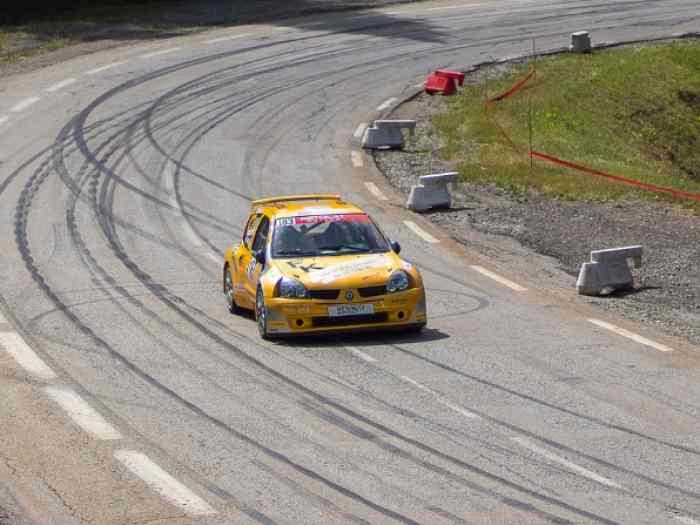 Clio RS F2000 voies larges 0