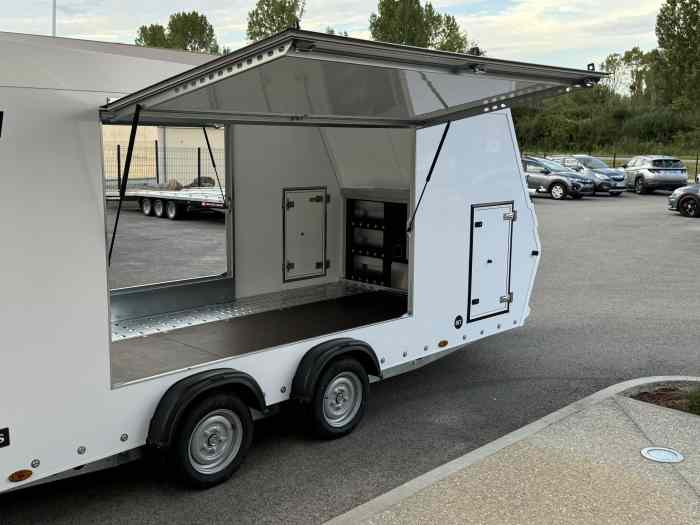 REMORQUE NEUVE BRIAN JAMES TRAILERS RACE SPORT 5.0M x 2.0M PTAC 2600 kg / PORTE VOITURE FERMÉ / 15560 HT / EN STOCK SUR NOTRE PARC / TRANSPORTER / COMPETITION 5