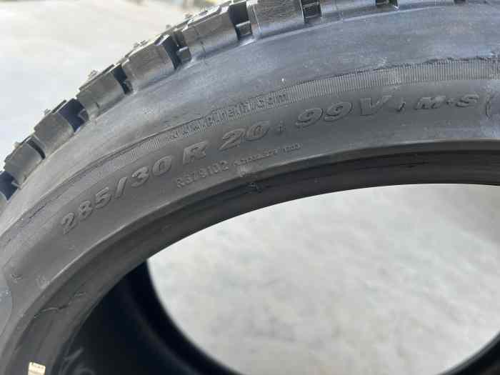 Pneus clous Ice_T 285/30 R20 3