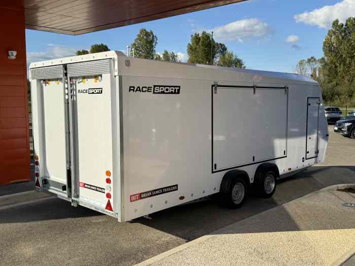 REMORQUE NEUVE BRIAN JAMES RACE SPORT 5.50M x 2.10M PTAC 3000 kg / PORTE VOITURE FERMÉ COMPÉTITION / TREUIL ELECTRIQUE / RACK A ROUE / EN STOCK SUR PARC 5