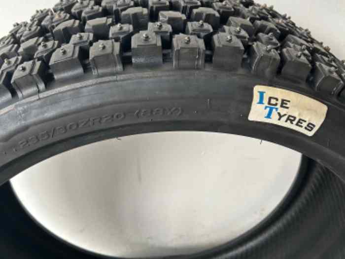 Pneus clous Ice_T 235/30 R20 1