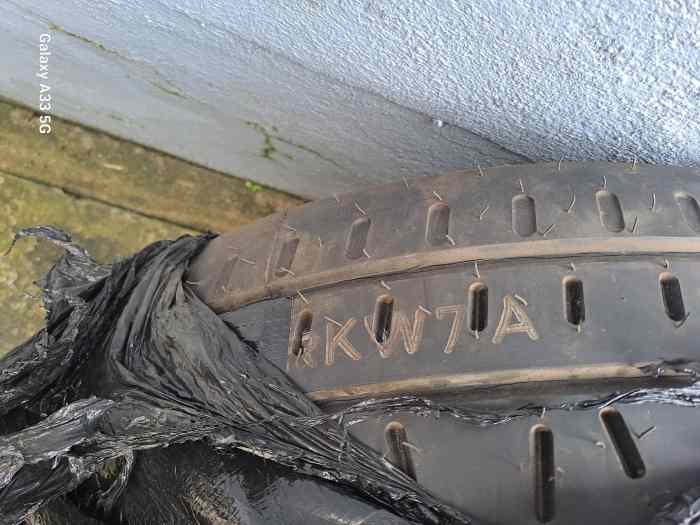 Vend 2 pneus neuf pirelli 17 pouces