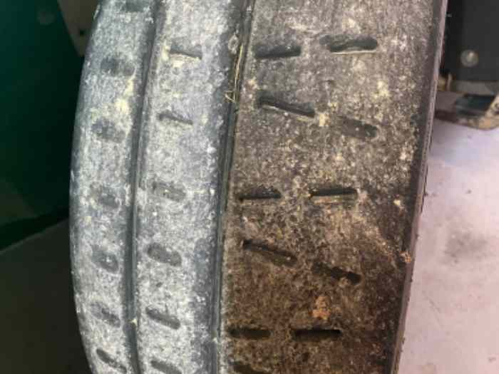 Vends 2 pneus Pirelli rk5 en 15 1