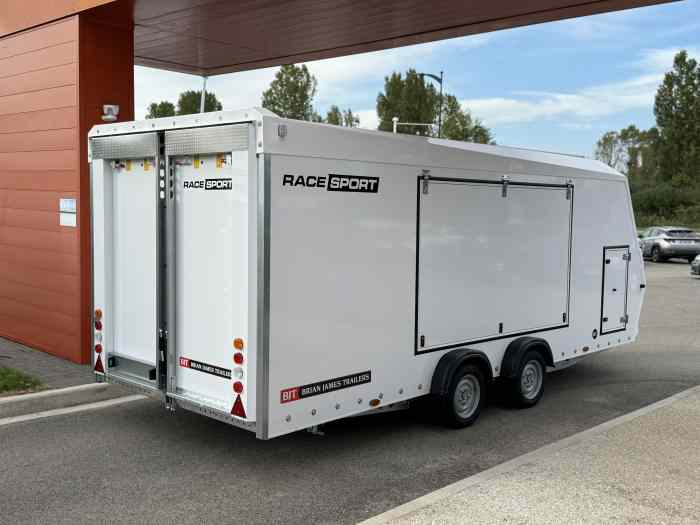 REMORQUE NEUVE BRIAN JAMES TRAILERS RACE SPORT 5.0M x 2.0M PTAC 2600 kg / PORTE VOITURE FERMÉ / 15560 HT / EN STOCK SUR NOTRE PARC / TRANSPORTER / COMPETITION 4