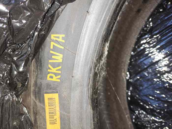 Vend 2 pneus neuf pirelli 17 pouces 1