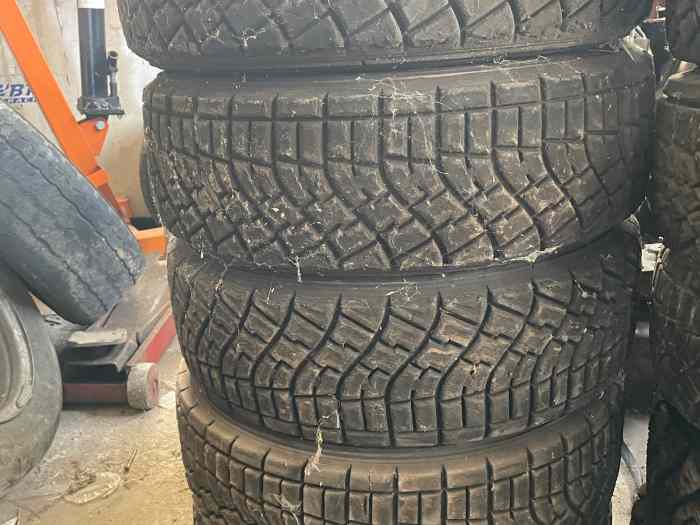 Pneus terre KUMHO R900