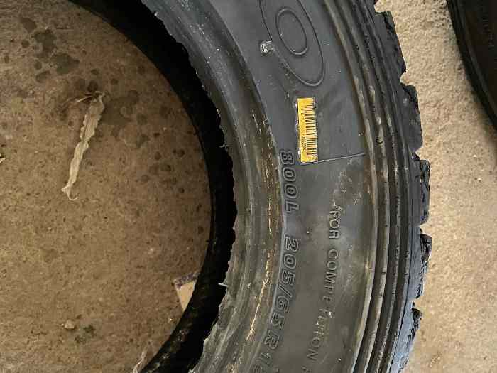 Pneus terre KUMHO R800 2