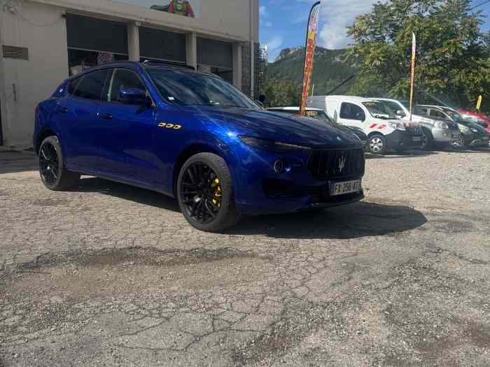 REPRISE VOITURE DE RALLYE MASERATI LEV...