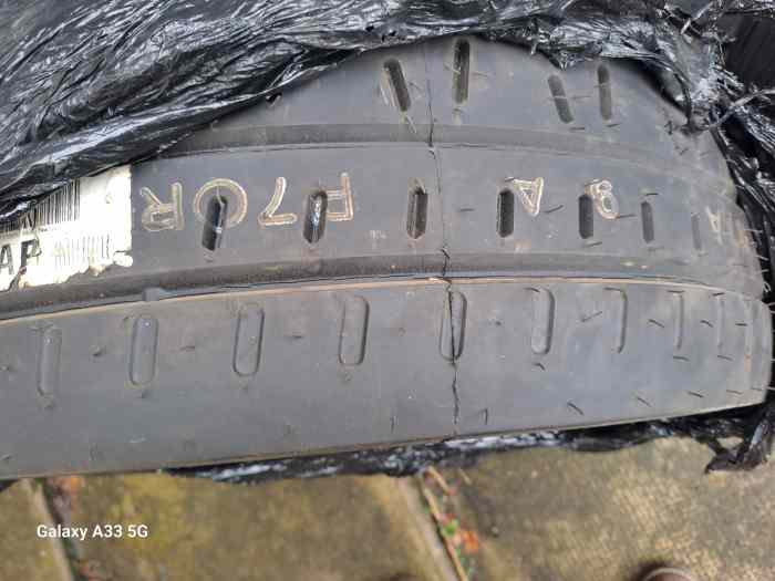 Vend 2 pneus neuf pirelli 17 pouces 2