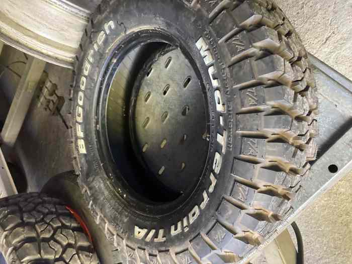 6 pneumatiques 4x4 BFGOODRICH KM2 215/75/15