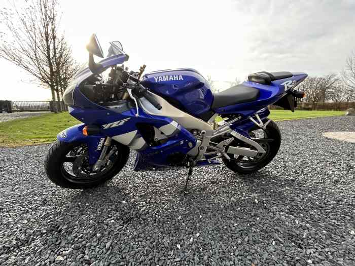 Moto Yamaha YZF R1 parfait état comme neuve ( d