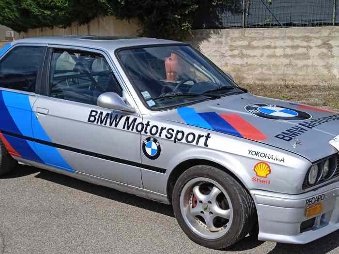 BMW 323 - E30