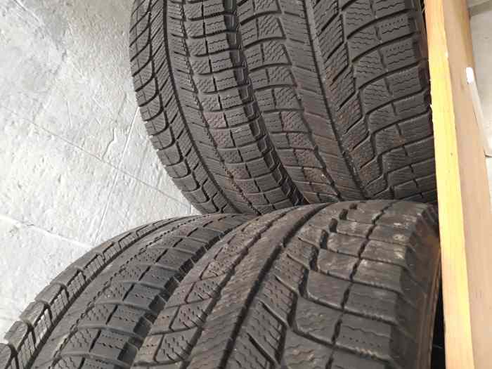 Pneu neige michelin X-ice xi3 215/45r17 1