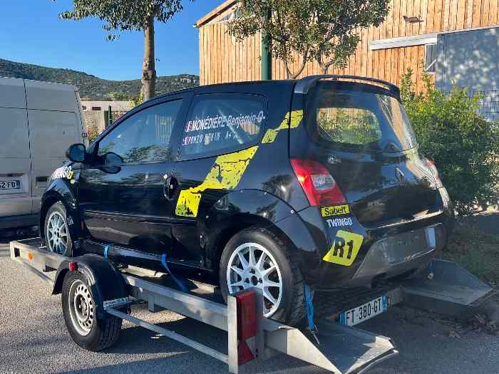 Location RENAULT TWINGO R1 pour la sai...