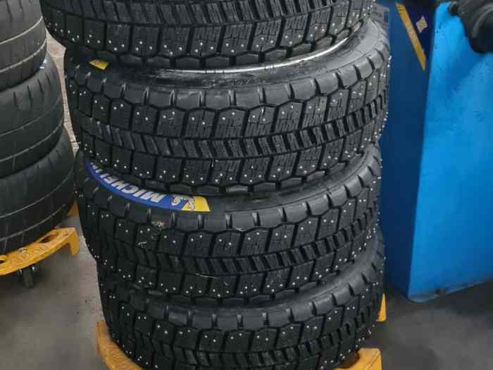 Pneus Competition Michelin contact + clouts / Pirelli slick + pluie 1