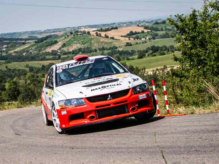 Mitsubishi lancer evo IX 2