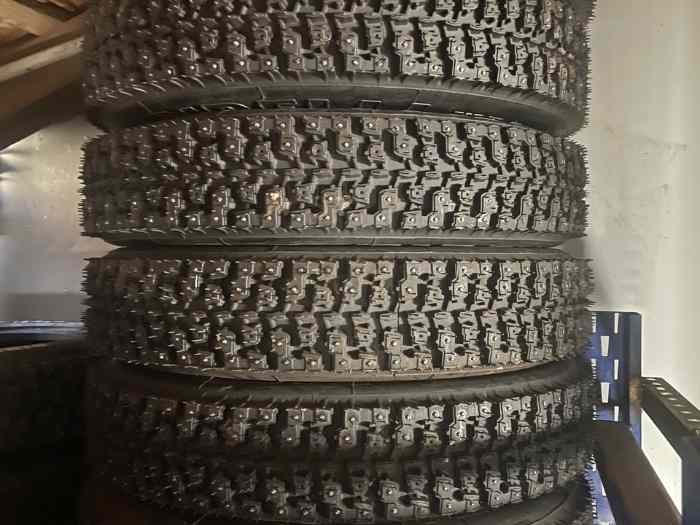 Pneus clou Pirelli WR3 135/90 16 (neuf...